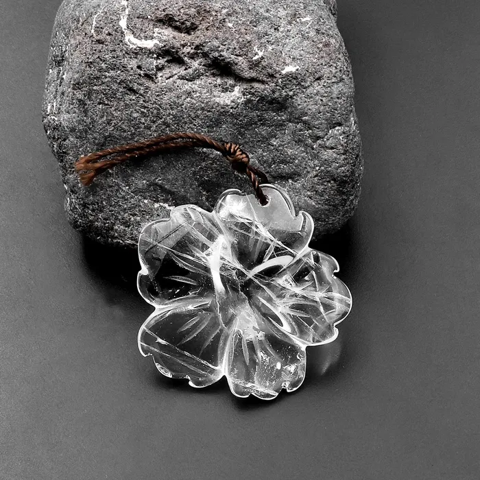 Hand Carved Natural Rock Crystal Quartz Flower Pendant Translucent Gemstone Bead Intrinsic Trading Necklaces Hand Carved Natural Rock Crystal Quartz Flower Pendant Translucent Gemstone Bead Intrinsic Trading Necklaces